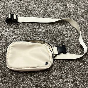 lululemon belt bag - crème  like new